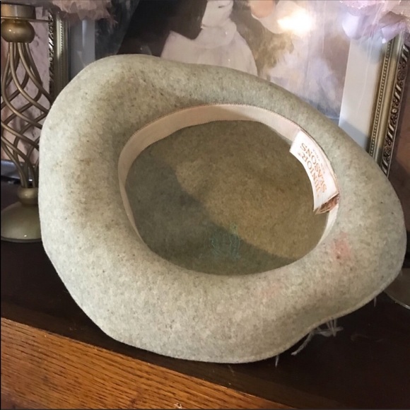 VINTAGE JUNIOR SEASONS 1960'S BEIGE WOOL AND FEATHER ACCENT HAT - Picture 6 of 10